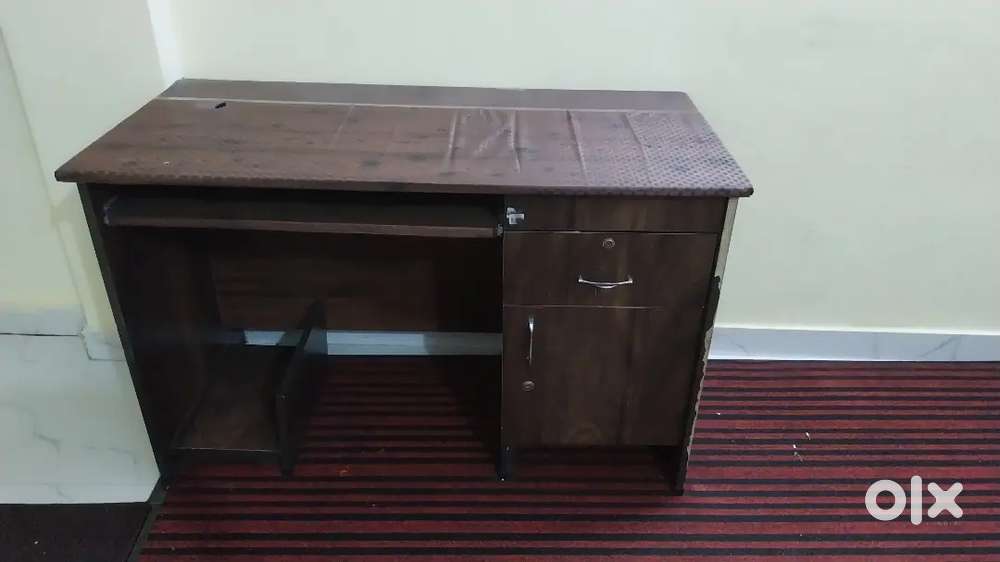 Computer table