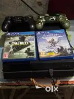 Play Station 4 / two in built games 4 CD