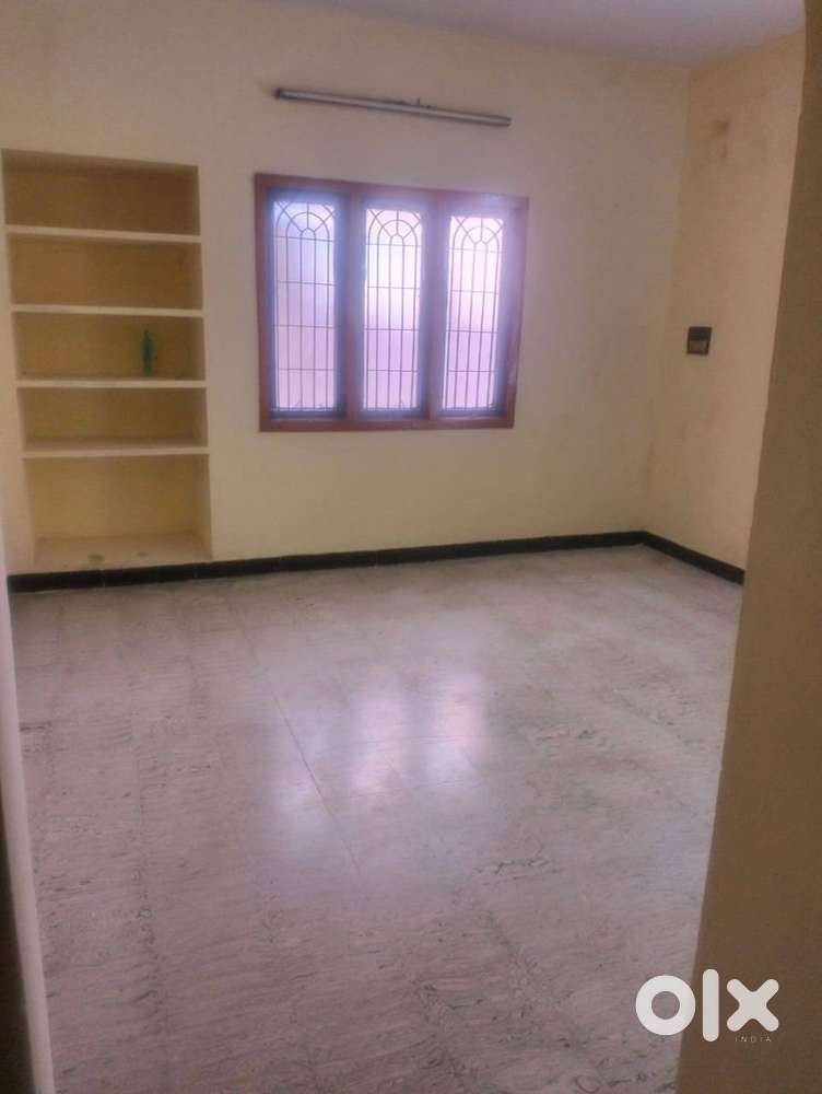 2BkFF east facing house available fr rent near Arumbakkam Bharathi Ngr