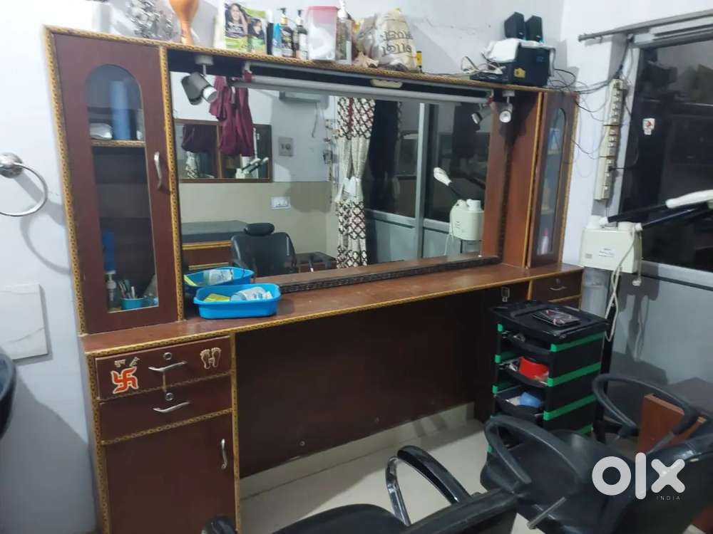 Beauty Parlour Setup for Sale – Chairs, Mirrors, Furniture & Cosmetics