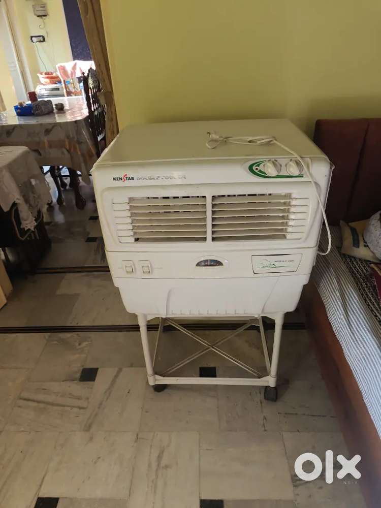 Cooler with cooler stand