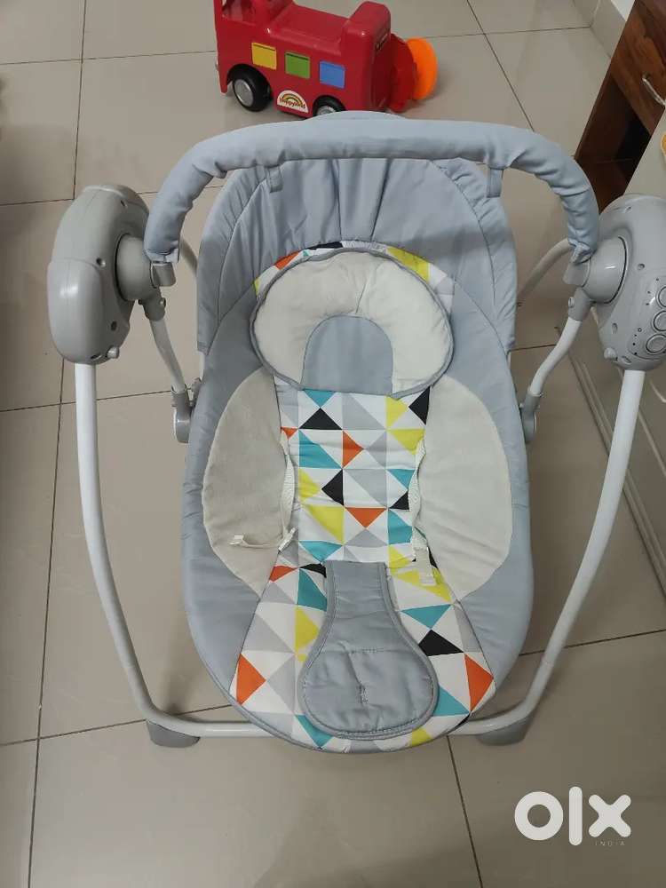 Baby electronic swing