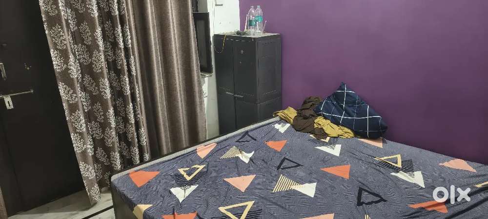 single room available for girls and working person