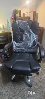 Brand new leatherrete rolling office chair for give up @ HSR