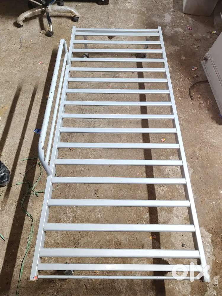 Metal bed in good condition like new