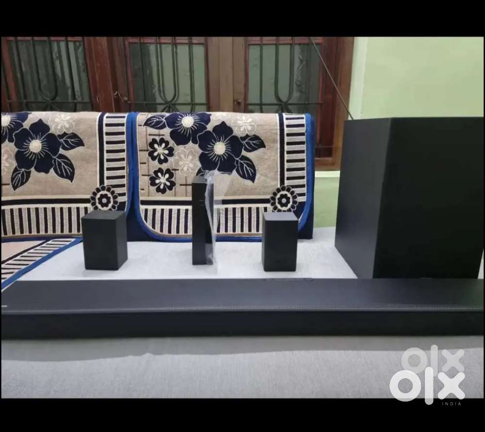 Samsung (520watts) 5.1 dolby DTS x support soundbar for sale.