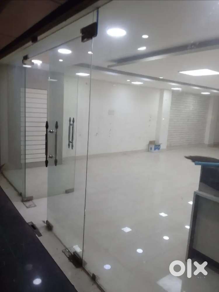1300 sf commercial showroom space main road