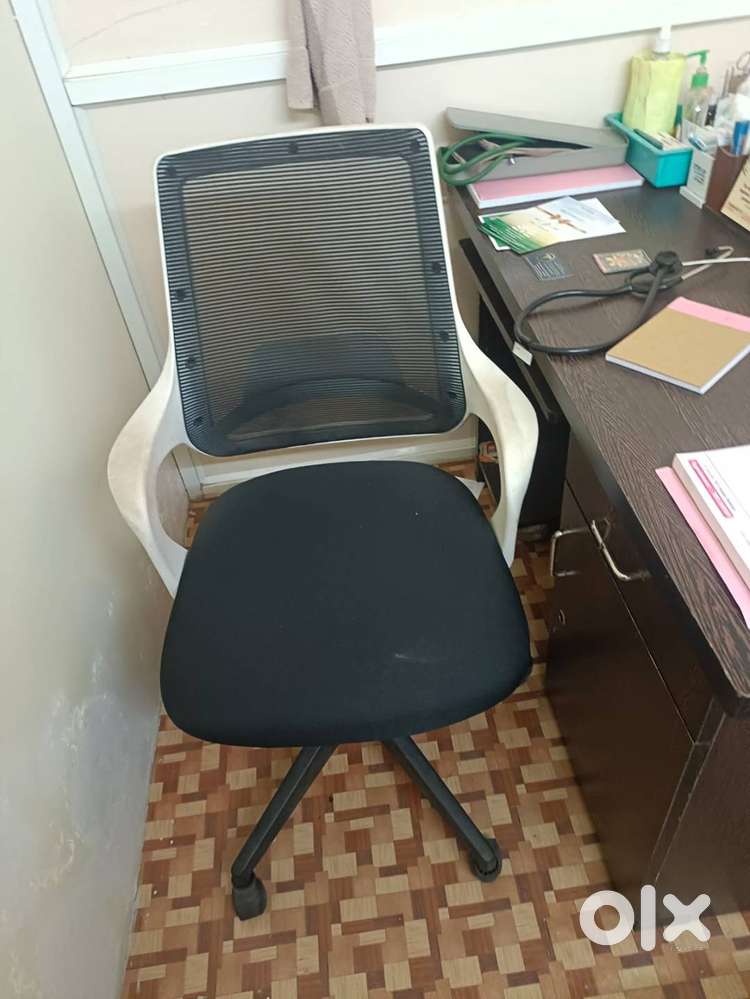 Classic Mesh-Back Swivel Office Chair — Comfortable, Mobile & Sturdy