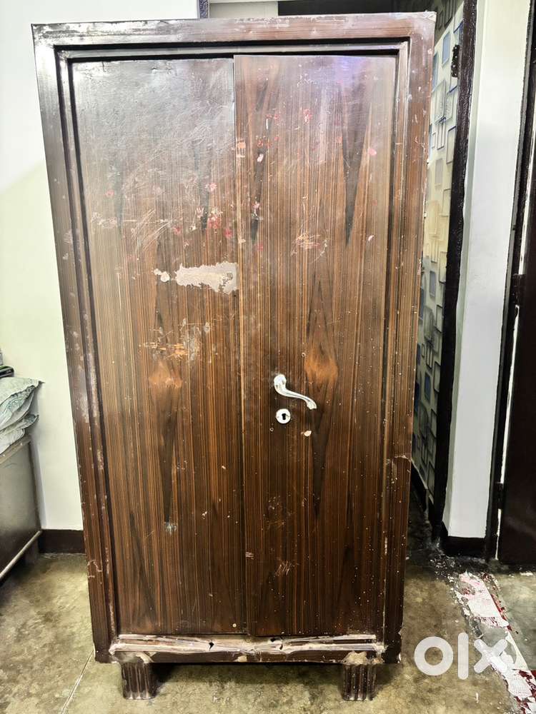 Almirah for sale – Height: 65 inch, Width: 33 inch, Depth: 19 inch.