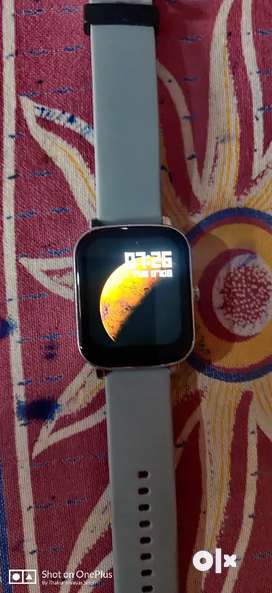 Noise Icon Buzz 1.69 smart watch