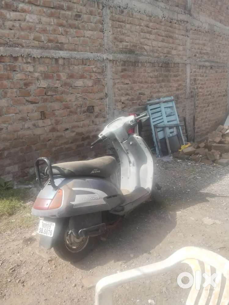 Purani Activa hai lekin badhiya condition mein hai