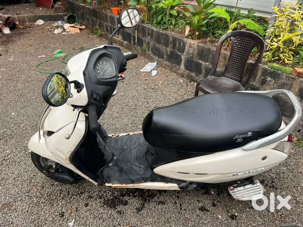 2013 white colour activa, with new battery and condition break