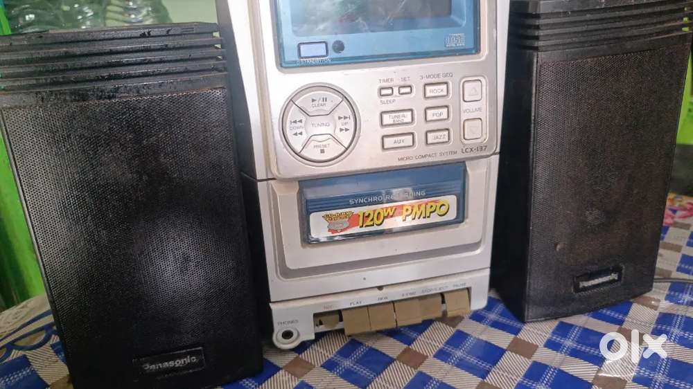 Aiwa audio system with speakers