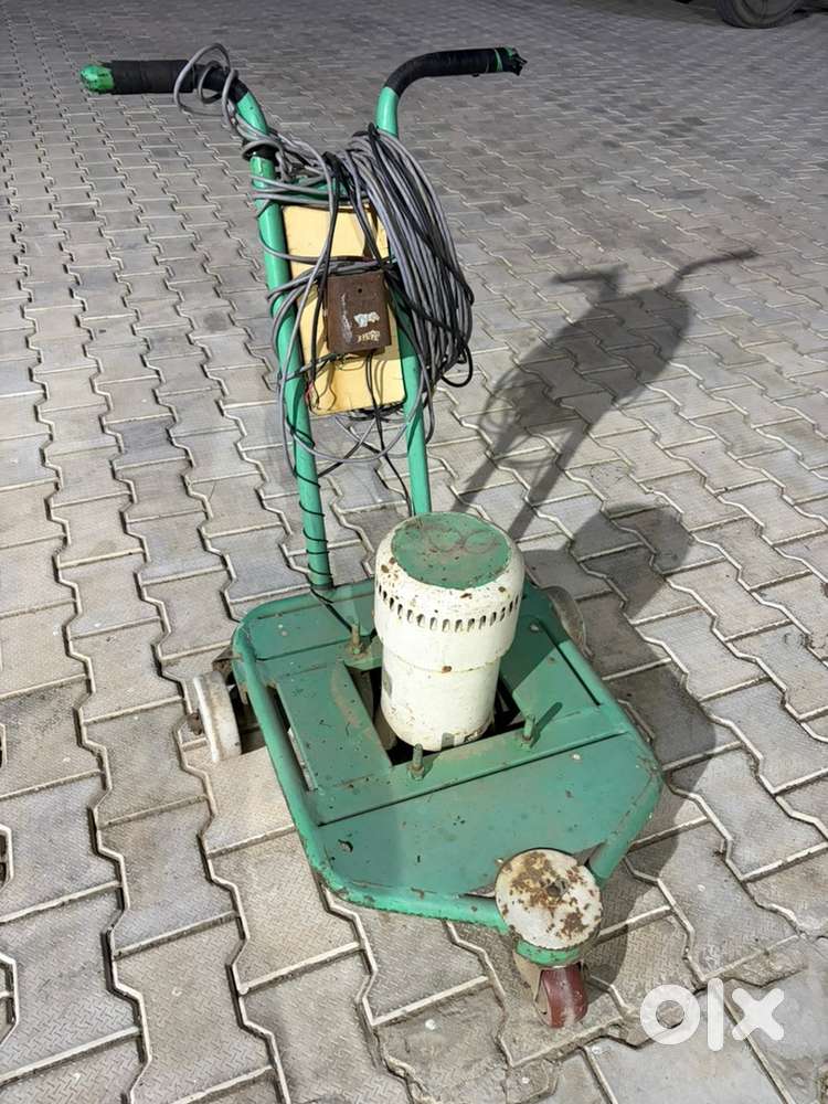 Heavy duty grass cutting machine