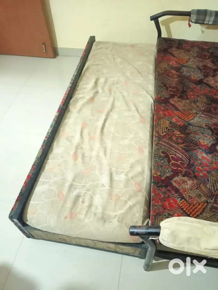 सोफा कम बेड बढिया कंडीशन है हेवी है पोस्टींग कारण बेच रहा हुं