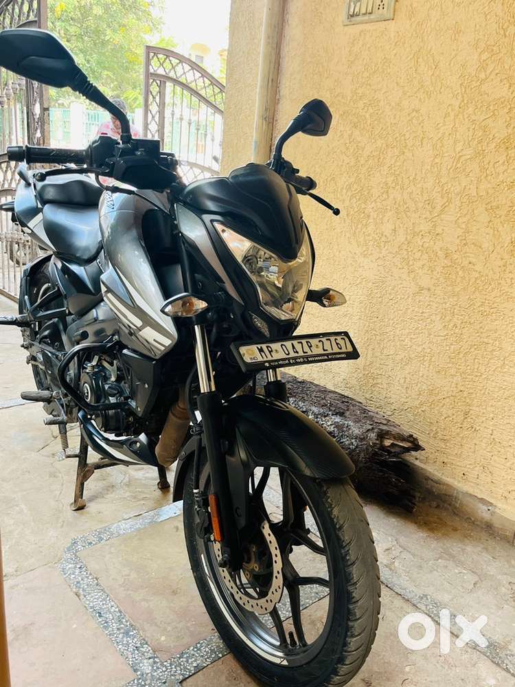 Pulsar NS125 Mint condition next to showroom