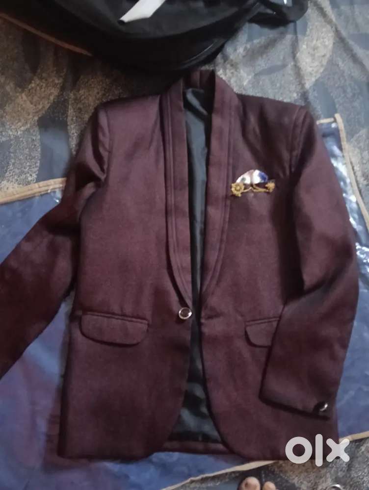 Blazer of maroon colour