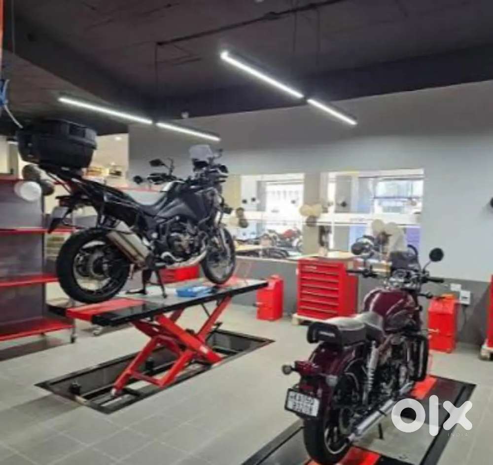 Two wheeler mechanic