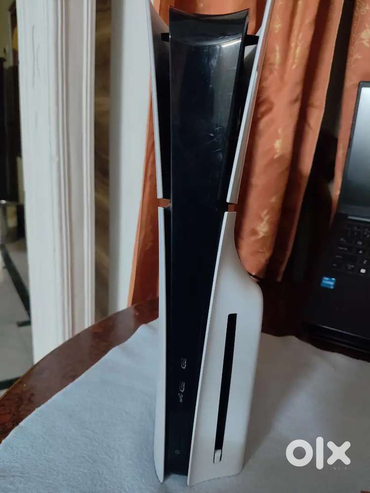 PS5 Slim Disc (INCLUDING EXTRA CONTROLLER AND GAMES)