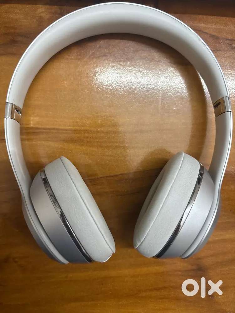 Apple Beats Solo 3 wireless on-ear headphones