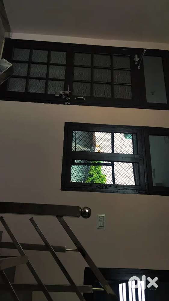 Independent 1 bhk flat for girls or family only and 24×7 water supply.