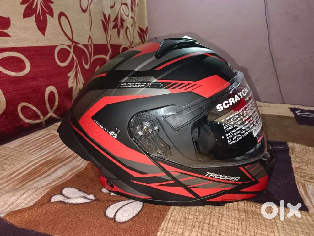Helmet red color and bilek color only 15 din purana