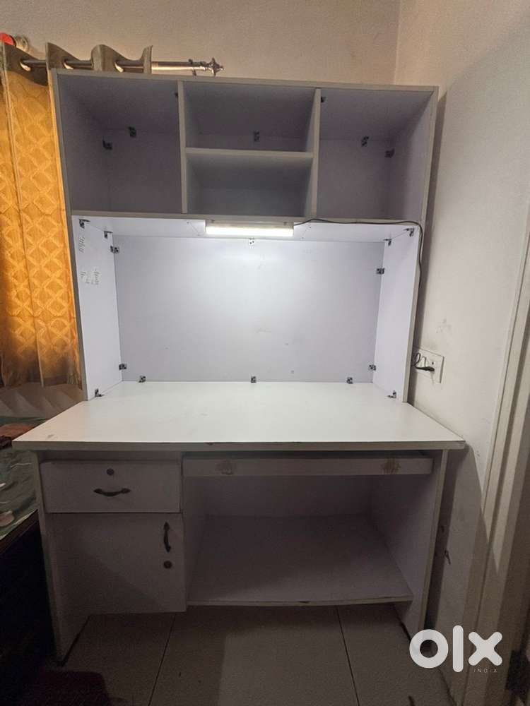 Computer Table with good storage options