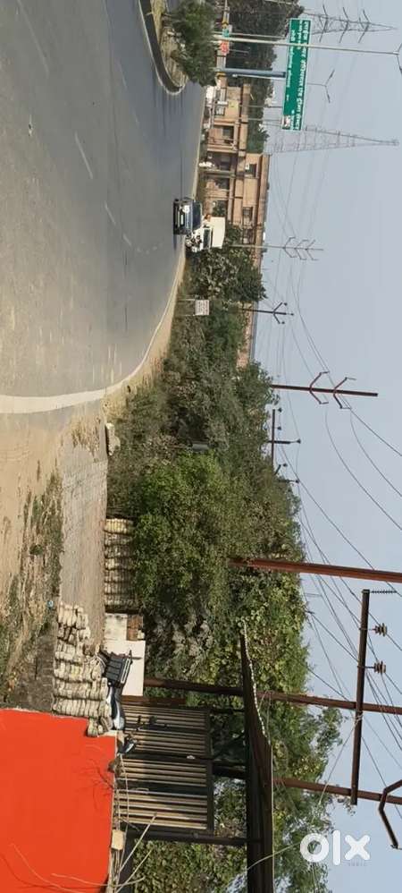 यह प्लॉट बिकाऊ है