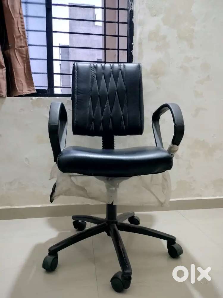 Revolving chair sell karvani che very good condition che non use 6 so