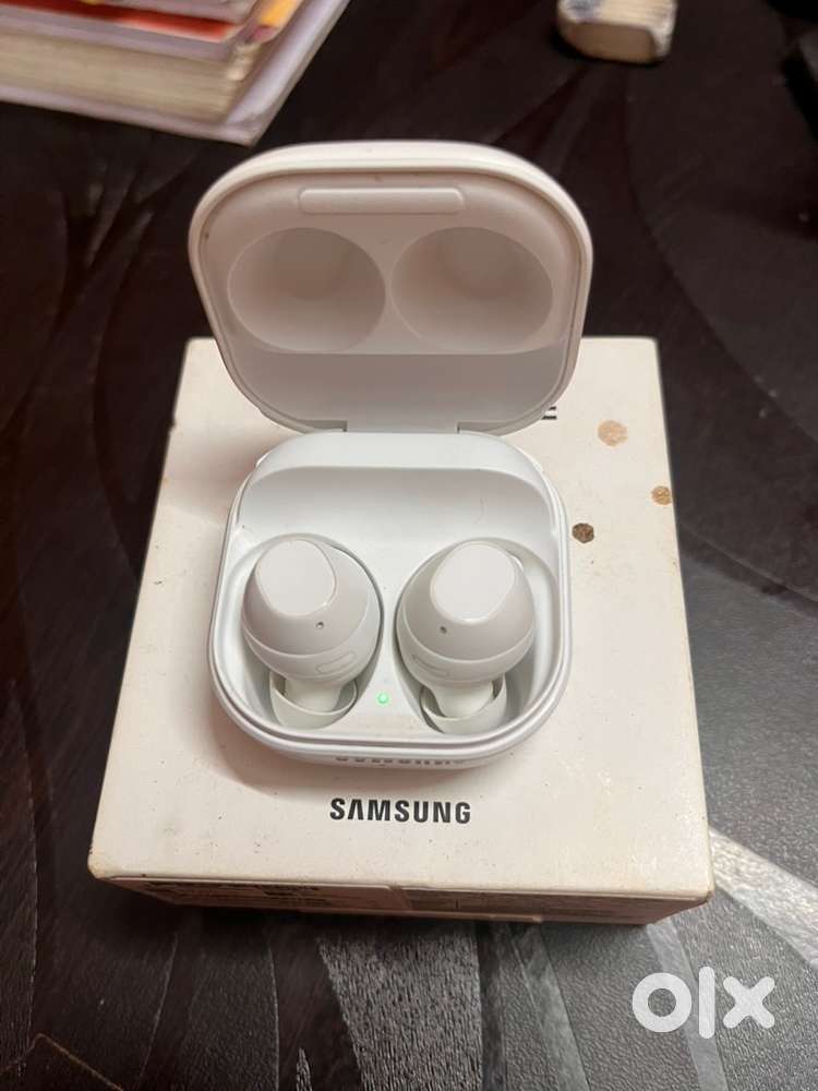Samsung buds fe 3month old