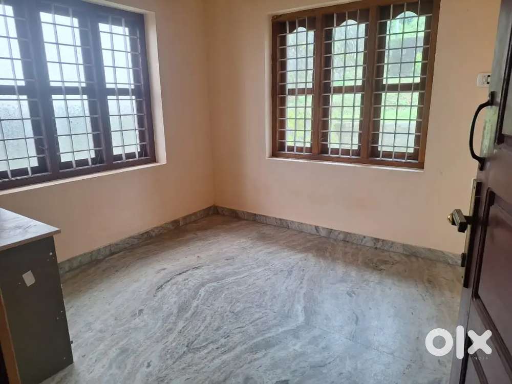 5 bhk independent house for rent just near main road.