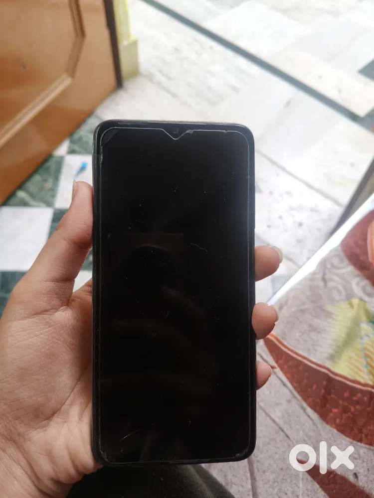 Condition achi hai lekin girne ki vjh se back glass toot gya hai