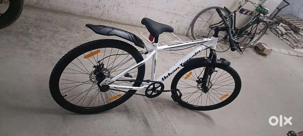 Frame size -17, White & Black
