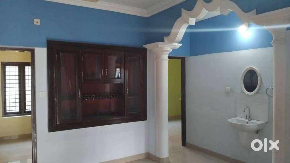 FOR FAMILY 2 BHK UNFURNISHED 1ST FLOOR . CAR PARKING