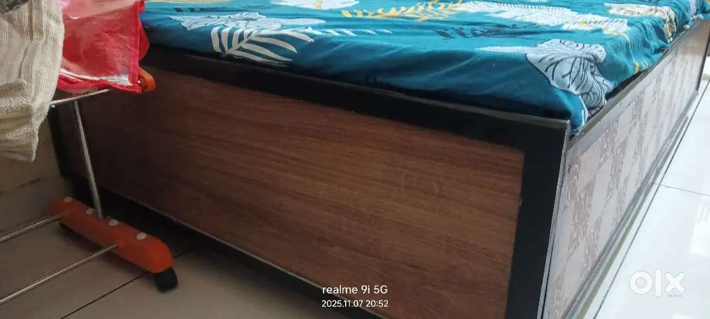 Mujhe bed bechna h  4 /6 ka plywood ka hai sath me mattress bhi hai