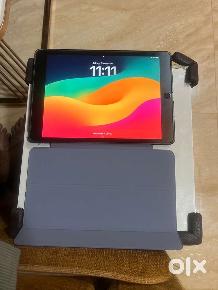 Ipad 8 th generation(32 GB) with cover/with pencil/  box and bill