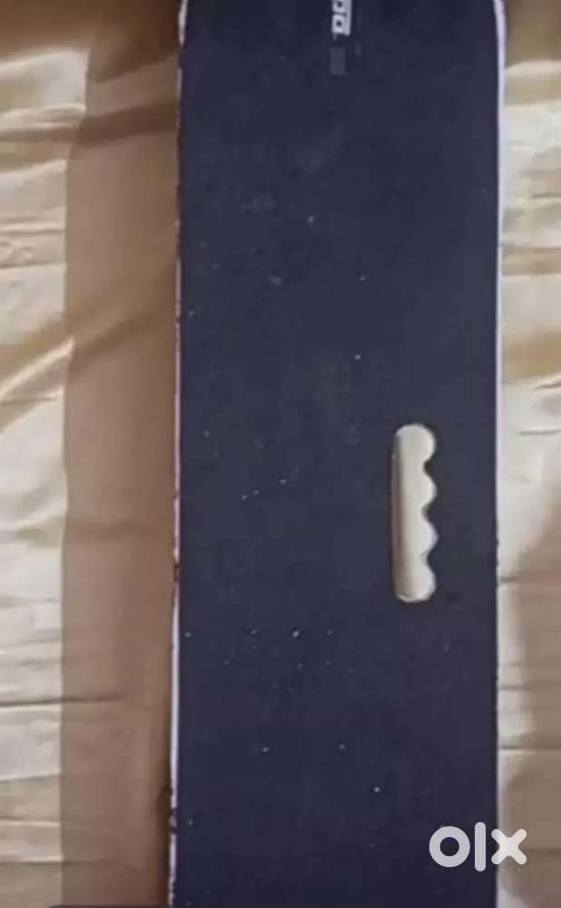 I selling my hurricane red skull skate board  in excellent condition