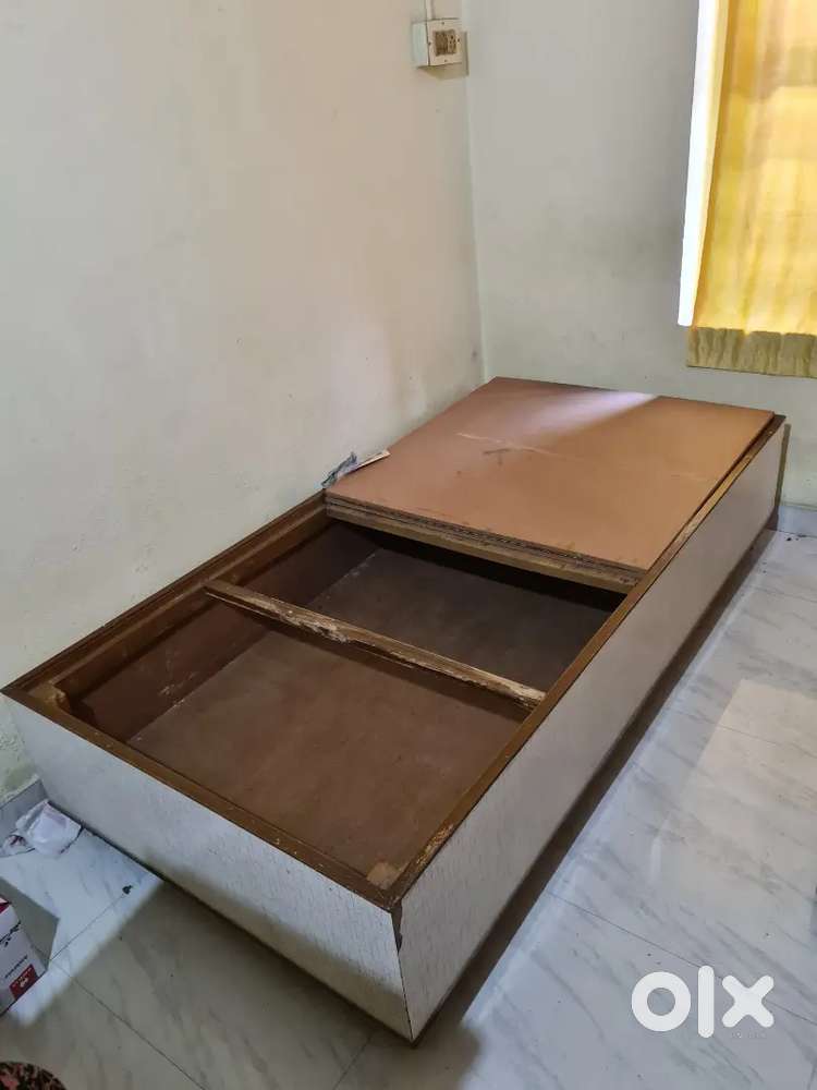 Diwan Cot 6x3 ft with foam bed