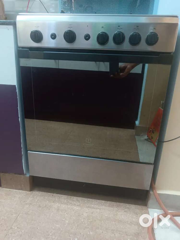 Indesit Italian make cooking range with oven from dubai