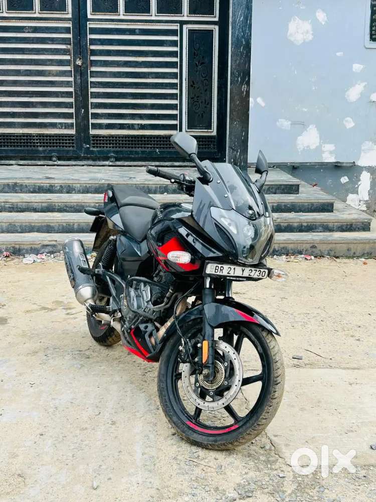 Pulsar 220F with carbon fibre body ek dum new condition me hai