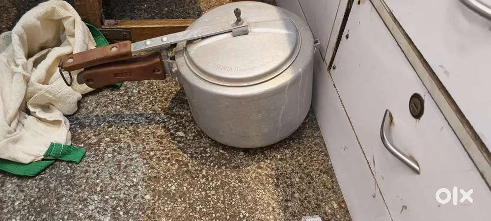 Used aluminium 5 litter pressure cooker in good condition