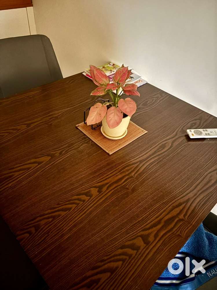 4 seater premium dining table