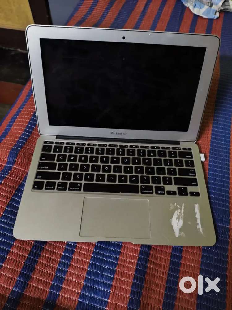 MACBOOK air 8gb , 128gb SSD variant akdom kono kichu problm nei