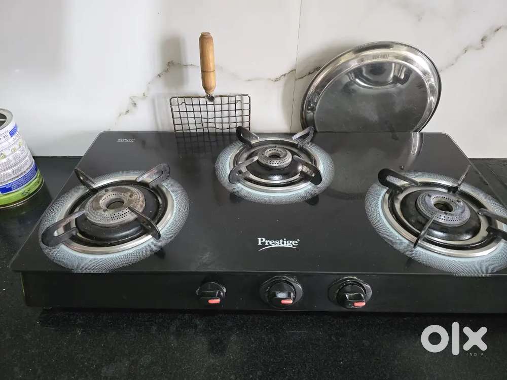 2 year old 3 burner stove in Mint condition