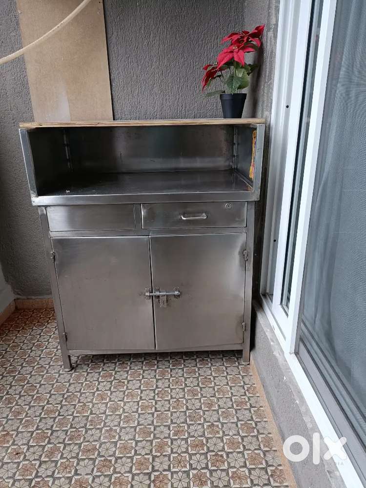 Steel counter with storage n good quality, 5 feet