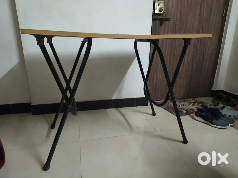 Computer chair and table