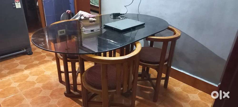 I am selling a dinning table .It is in very good condition.