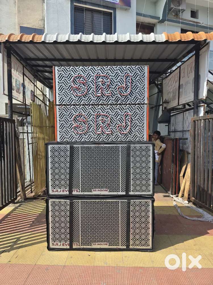 Dj setup with amplifier