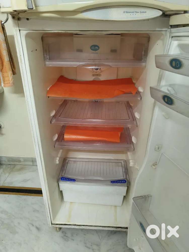 Electrolux Kelvinator 320L Frost Free Fridge – Excellent Condition