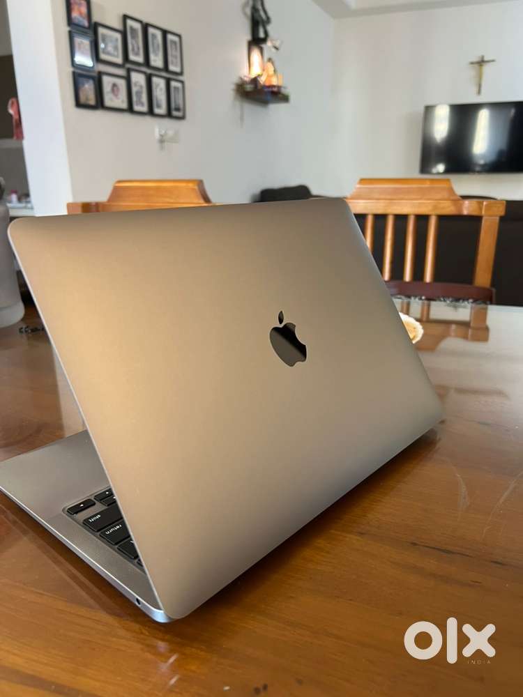 Apple Macbook Air M1 8GB, 256 GB with minor display contarst issue